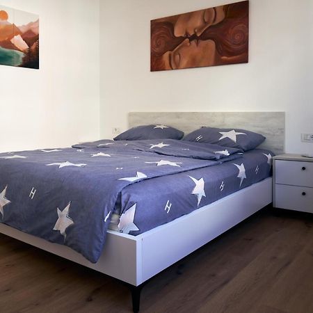 Central Beach Apartment Sarande Bagian luar foto