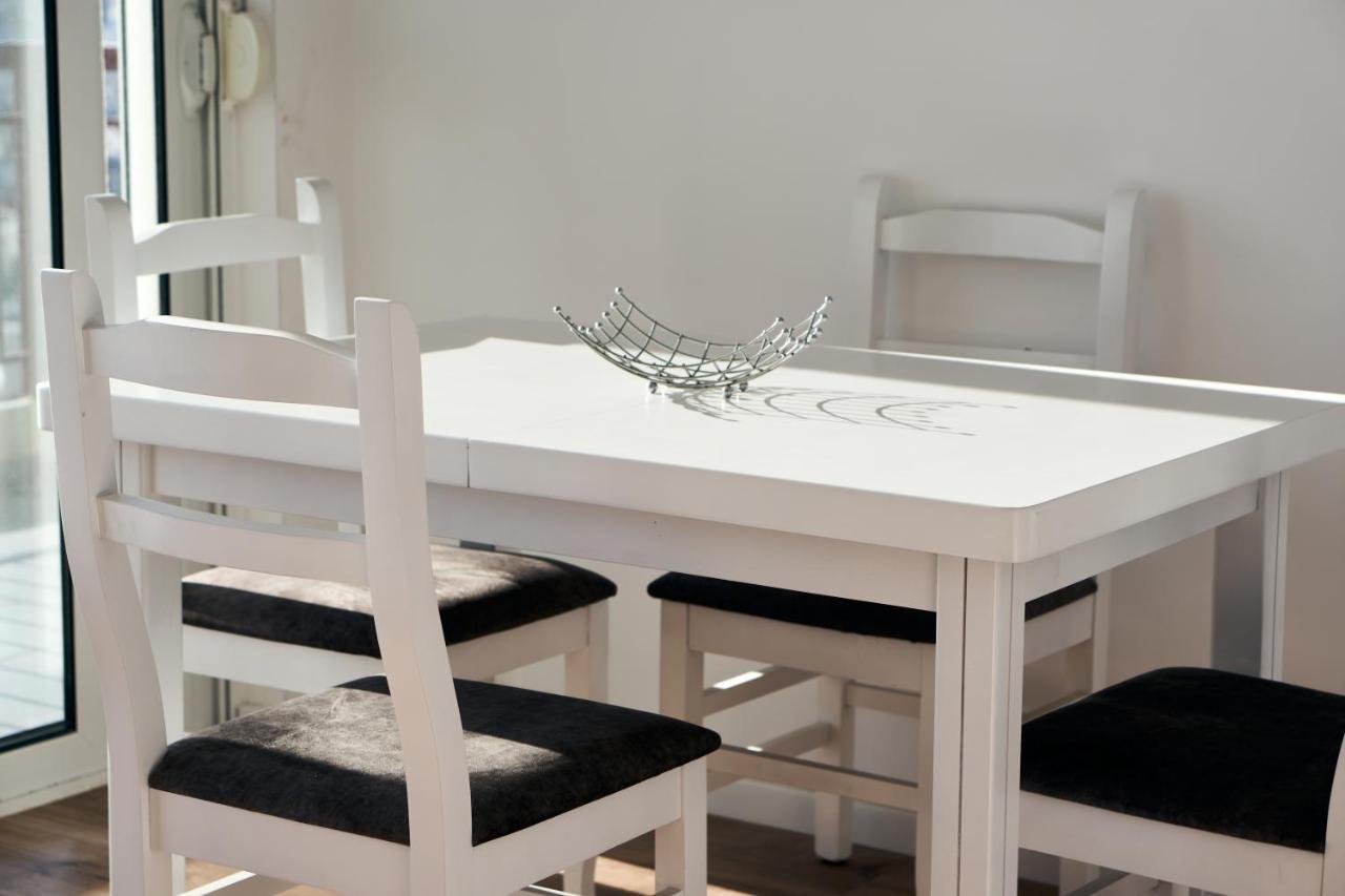 Central Beach Apartment Sarande Bagian luar foto