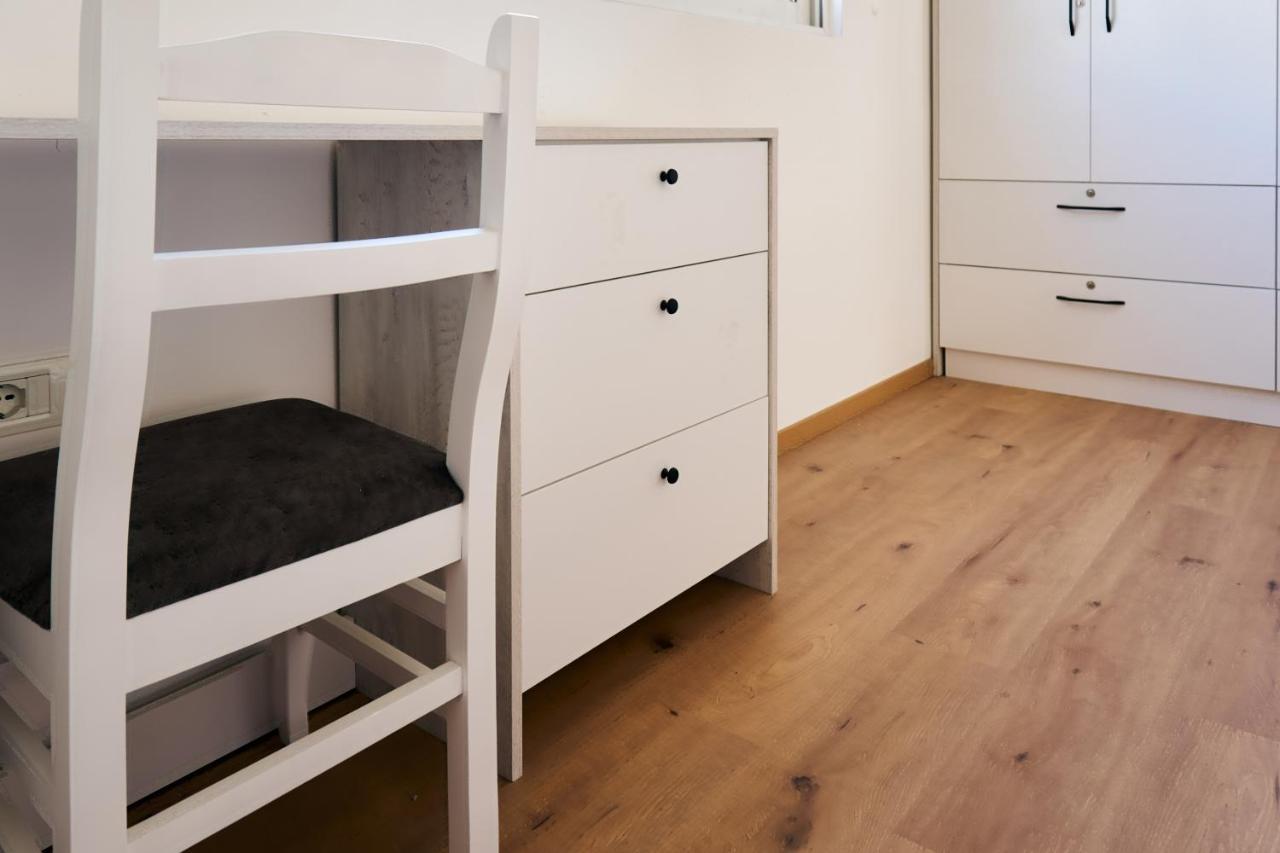 Central Beach Apartment Sarande Bagian luar foto