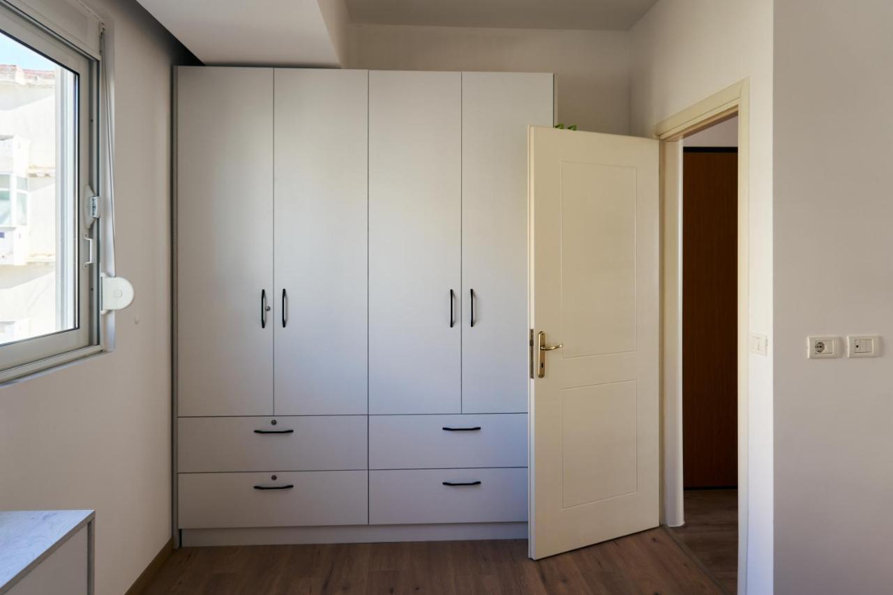 Central Beach Apartment Sarande Bagian luar foto