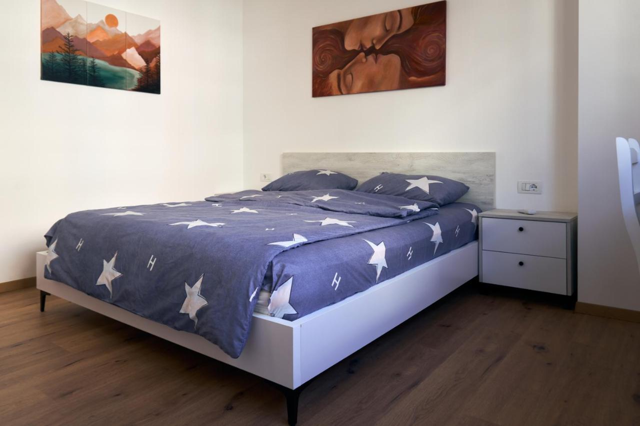Central Beach Apartment Sarande Bagian luar foto