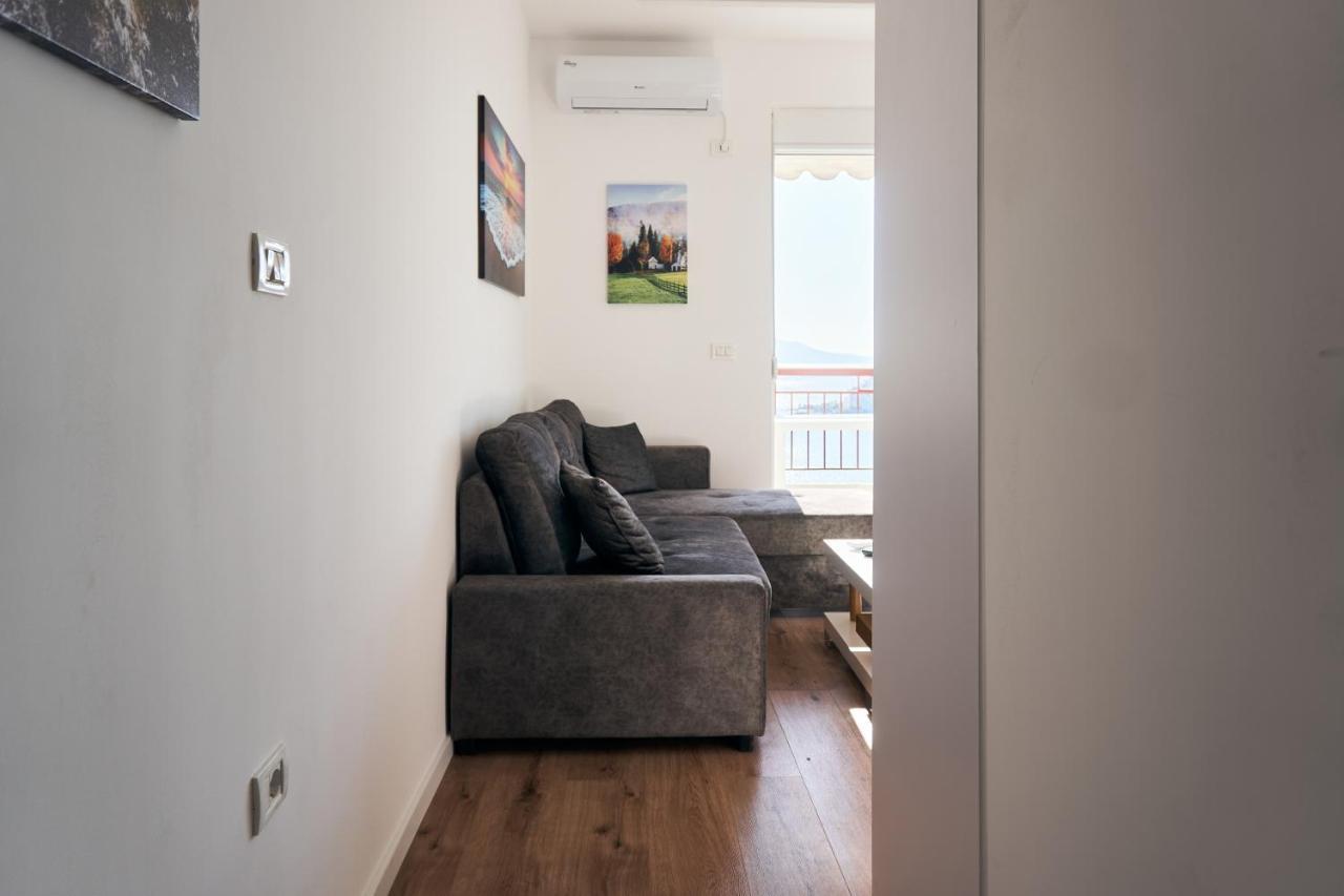 Central Beach Apartment Sarande Bagian luar foto