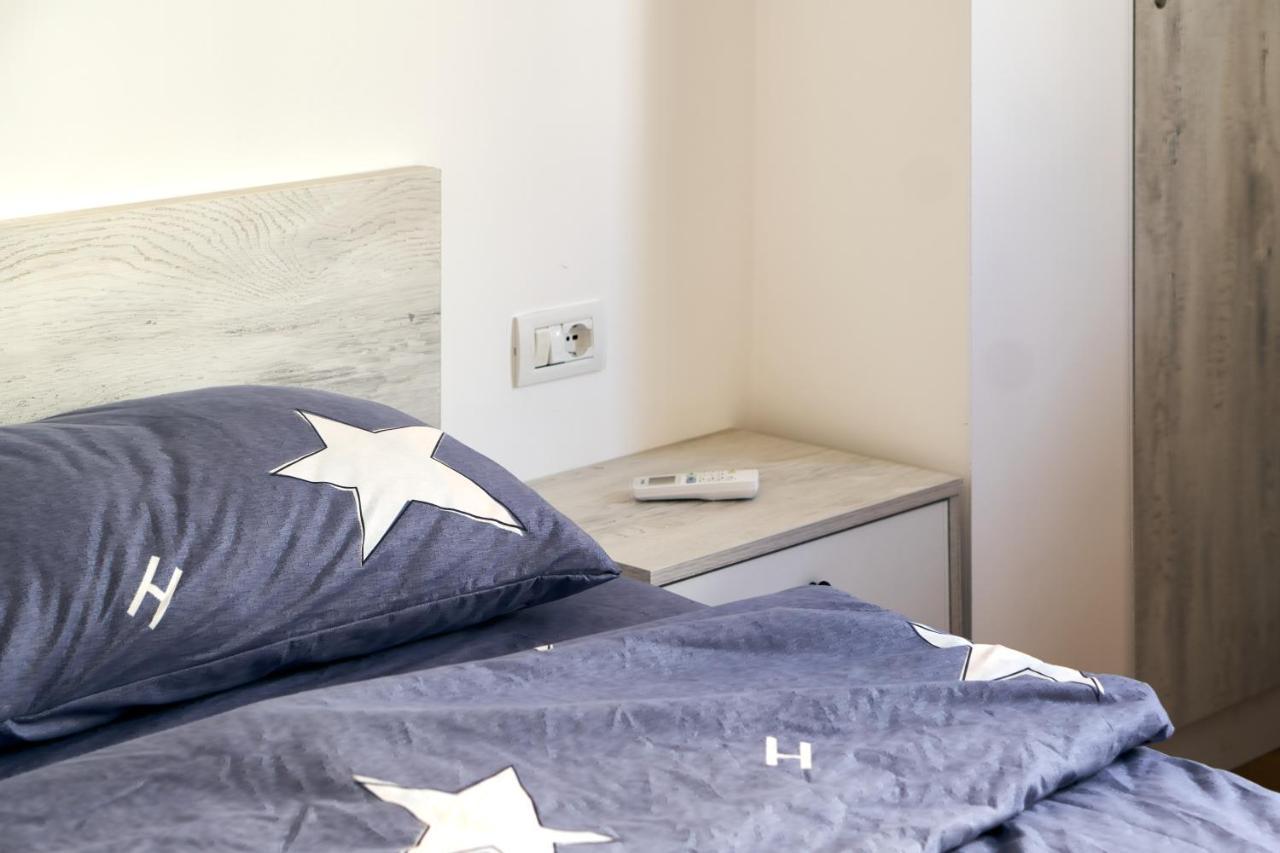 Central Beach Apartment Sarande Bagian luar foto