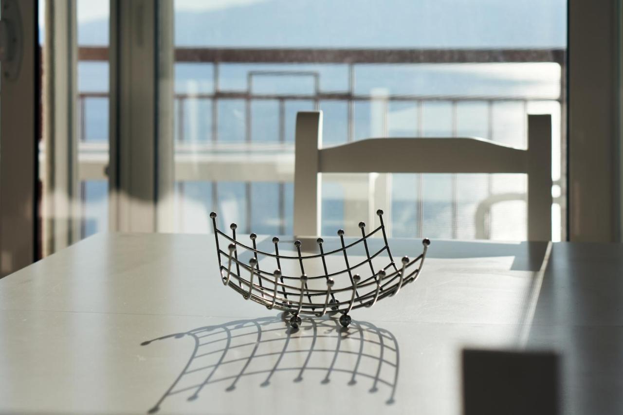 Central Beach Apartment Sarande Bagian luar foto