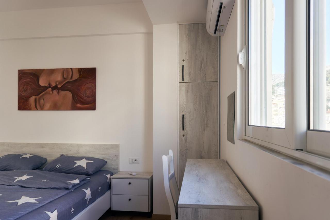 Central Beach Apartment Sarande Bagian luar foto