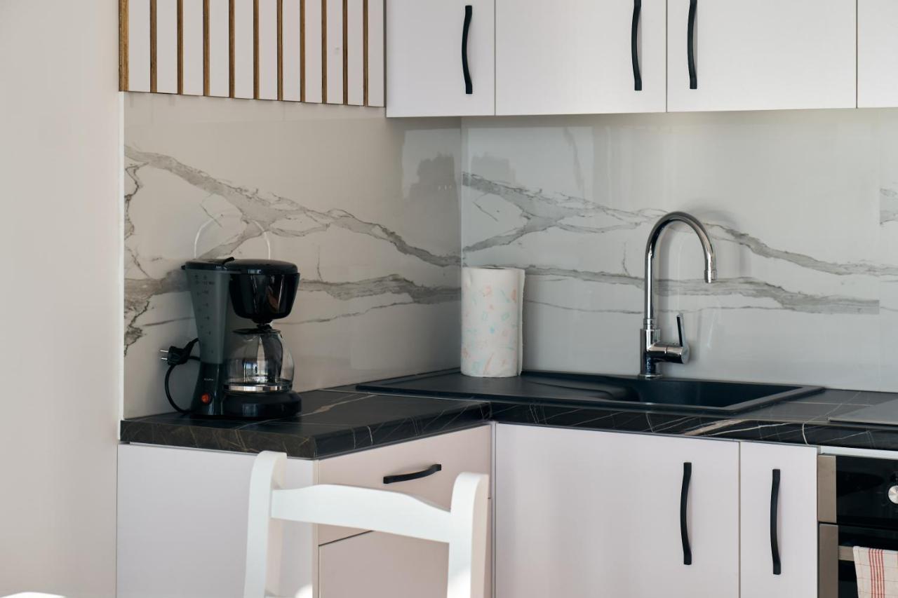 Central Beach Apartment Sarande Bagian luar foto