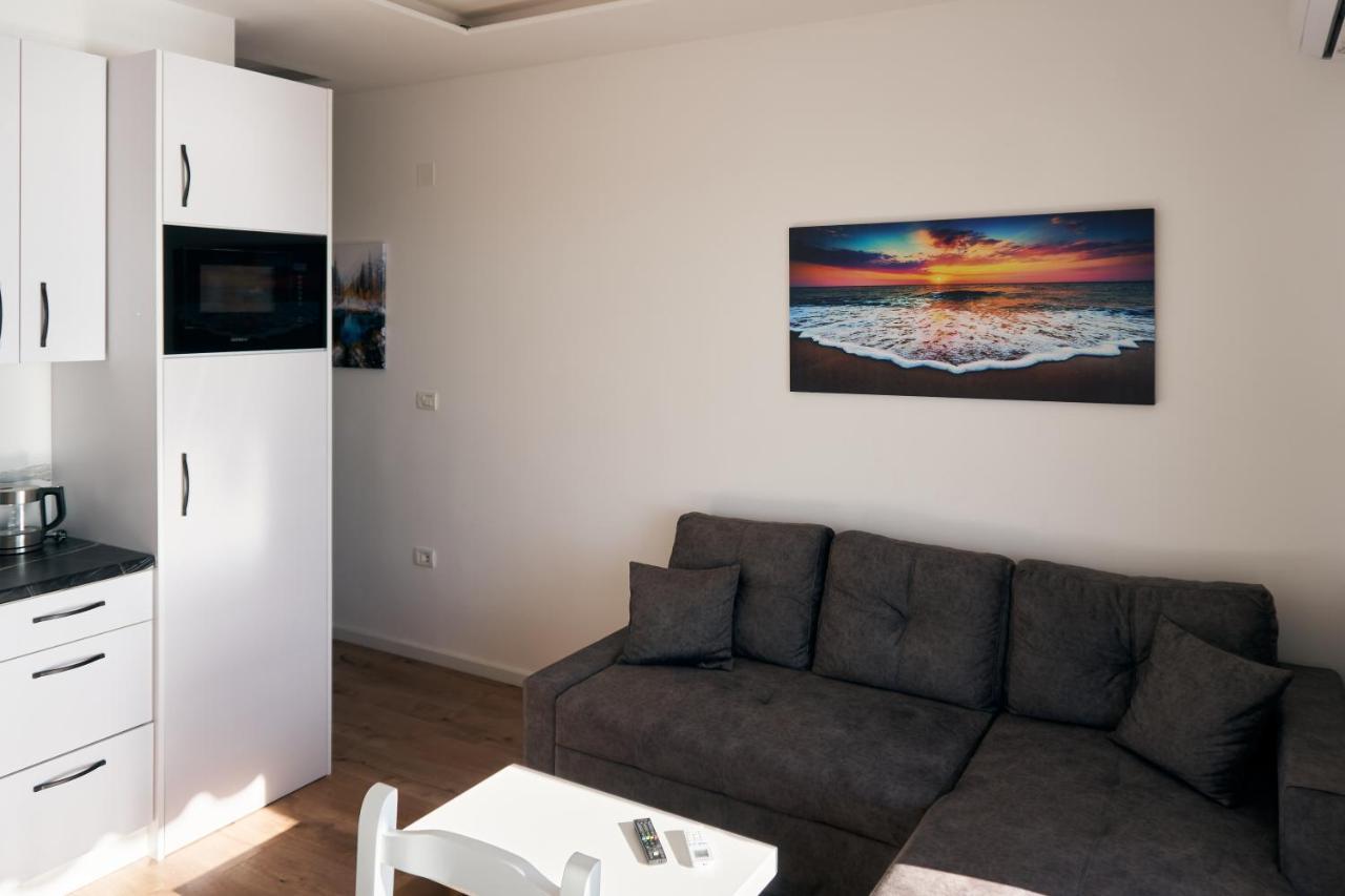 Central Beach Apartment Sarande Bagian luar foto