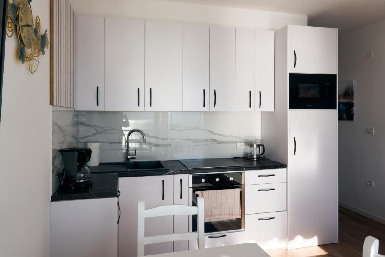 Central Beach Apartment Sarande Bagian luar foto