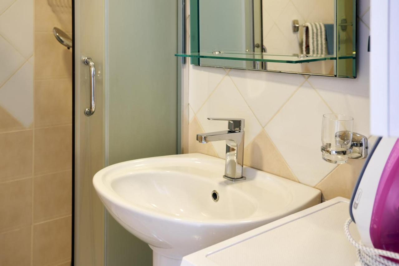 Central Beach Apartment Sarande Bagian luar foto