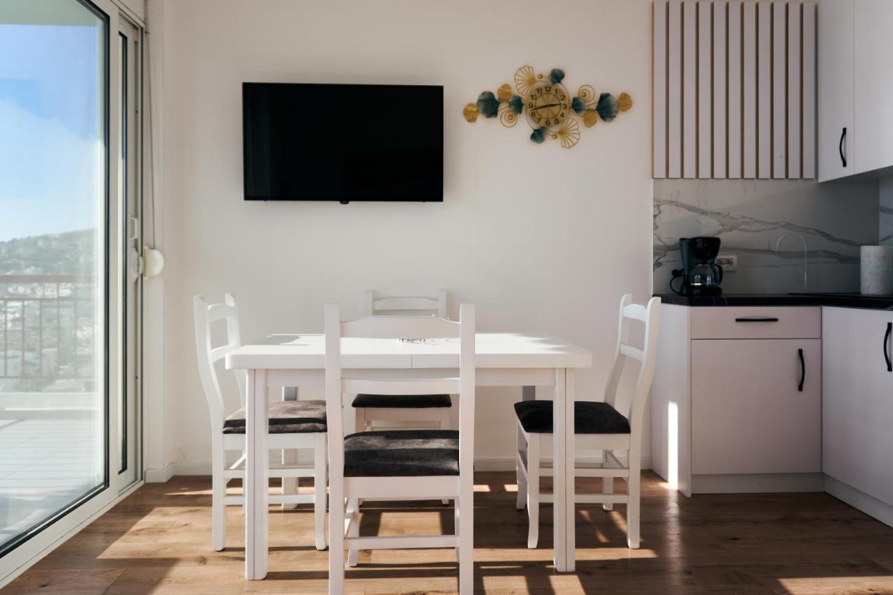 Central Beach Apartment Sarande Bagian luar foto