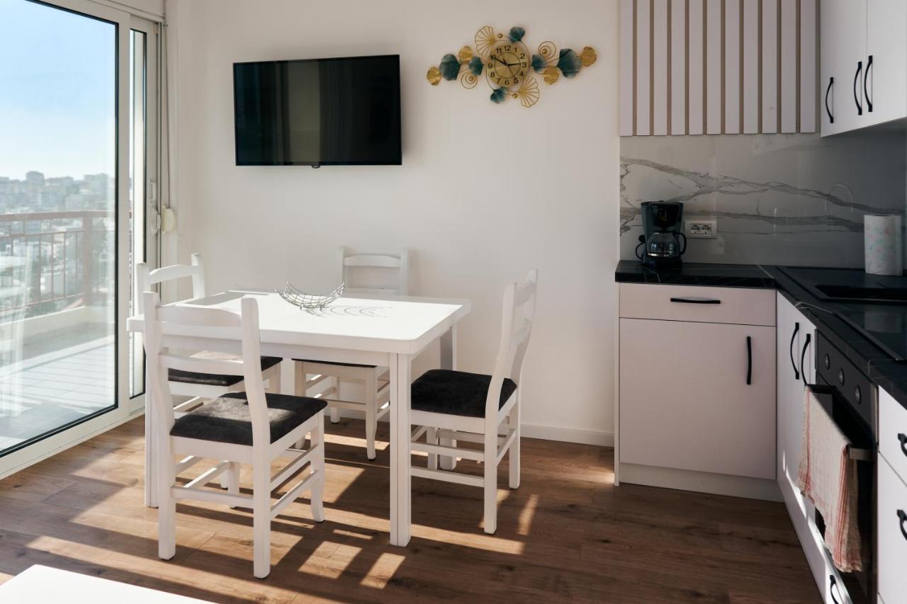 Central Beach Apartment Sarande Bagian luar foto